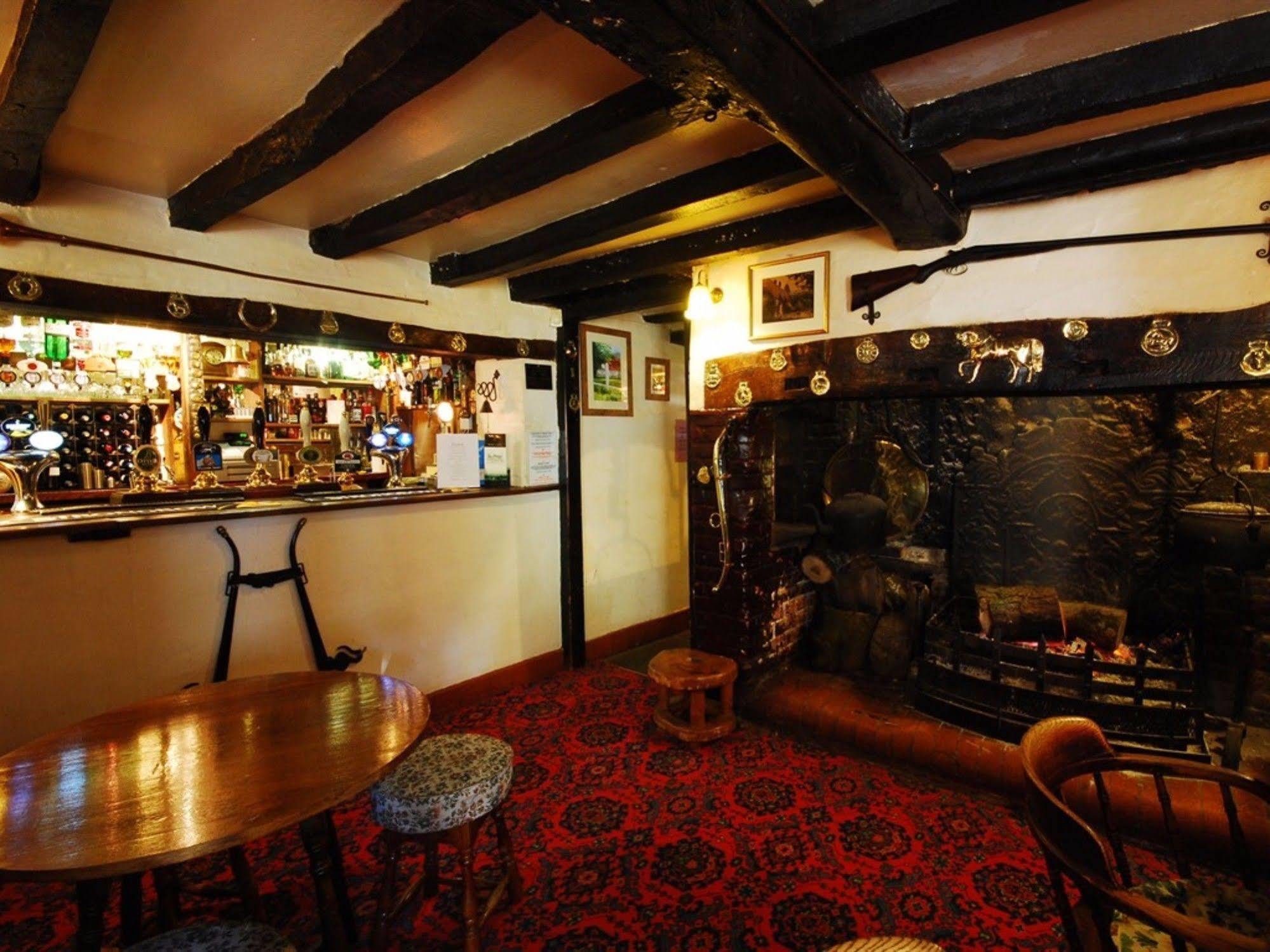 The Hatchet Inn Chute المظهر الخارجي الصورة